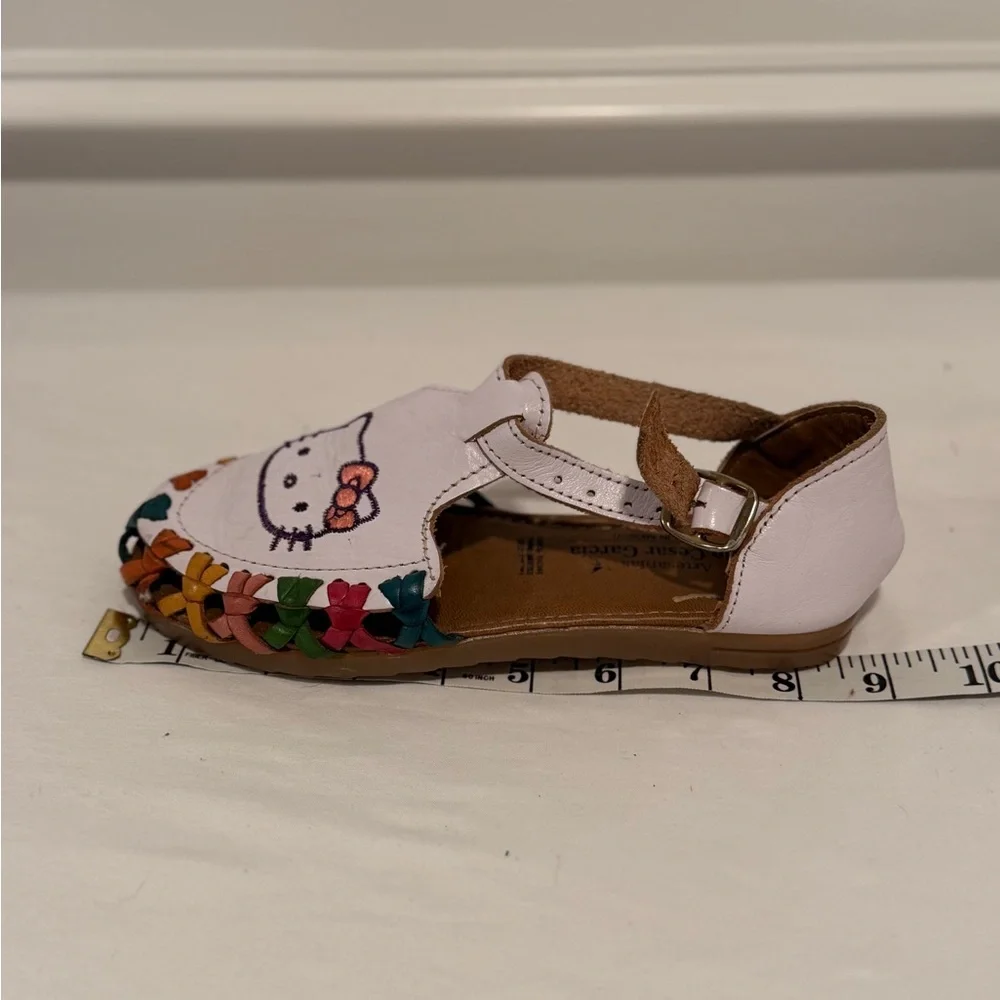 Hello Kitty‎ Huarache white Sandals approximately girls Size 12